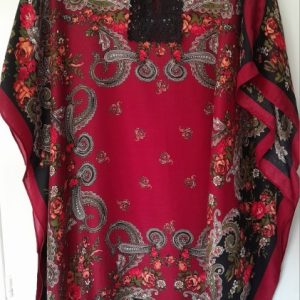 Kaftan - Large. Soft feel in shimmering red floral design with black lace collar